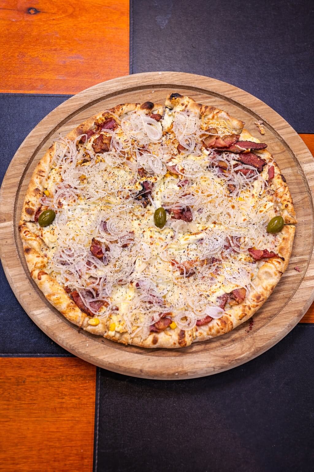 Pizza de cebola e bacon produzida para a Don Lek Pizzaria